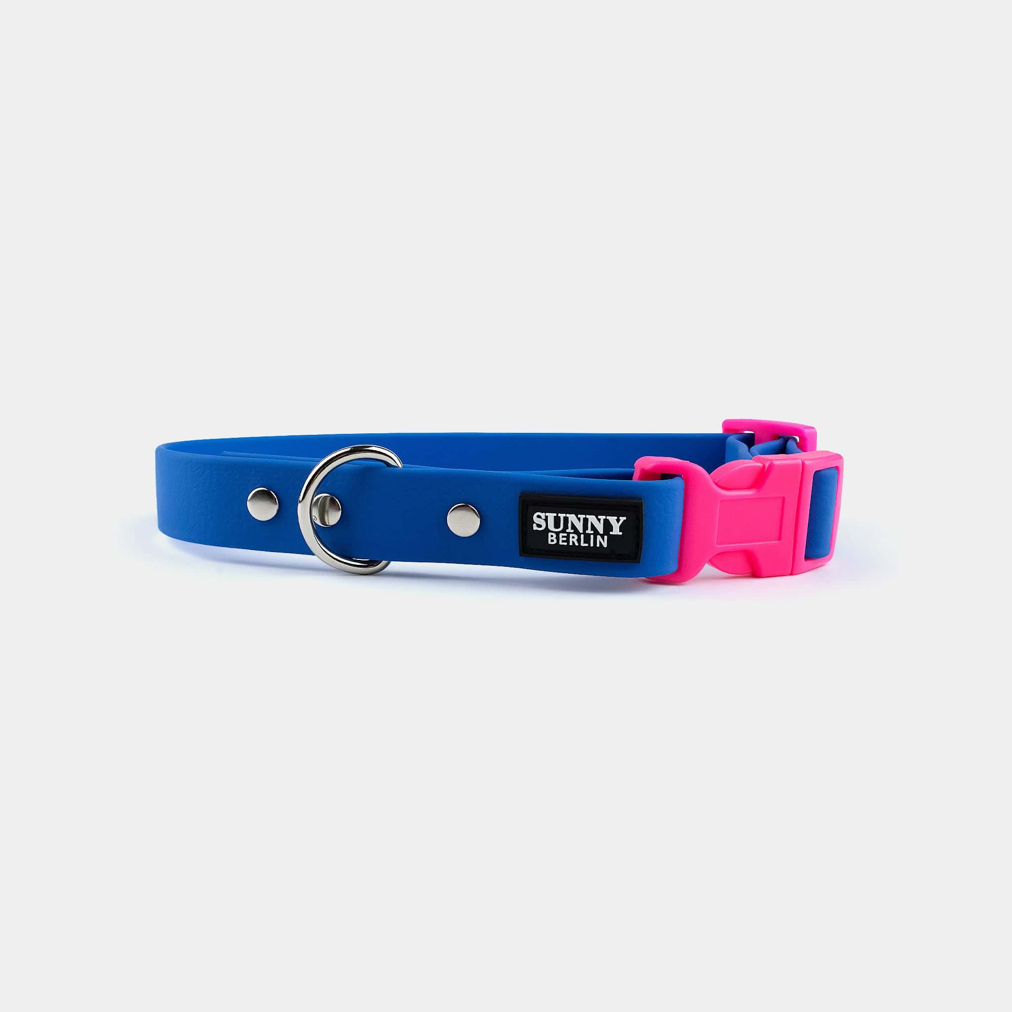 Veganes Hundehalsband in dunkelblau mit  Kunststoffschließe in neonpink und silbernen Metallteilen von SUNNY BERLIN