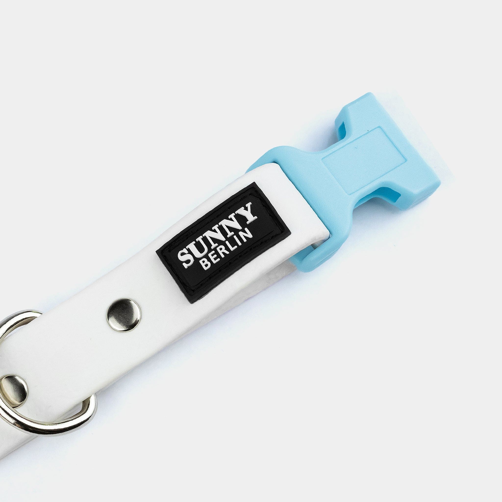 Hellblaue Kunststoffschließe an veganem Hundehalsband in weiß mit silbernen Metallteilen von SUNNY BERLIN