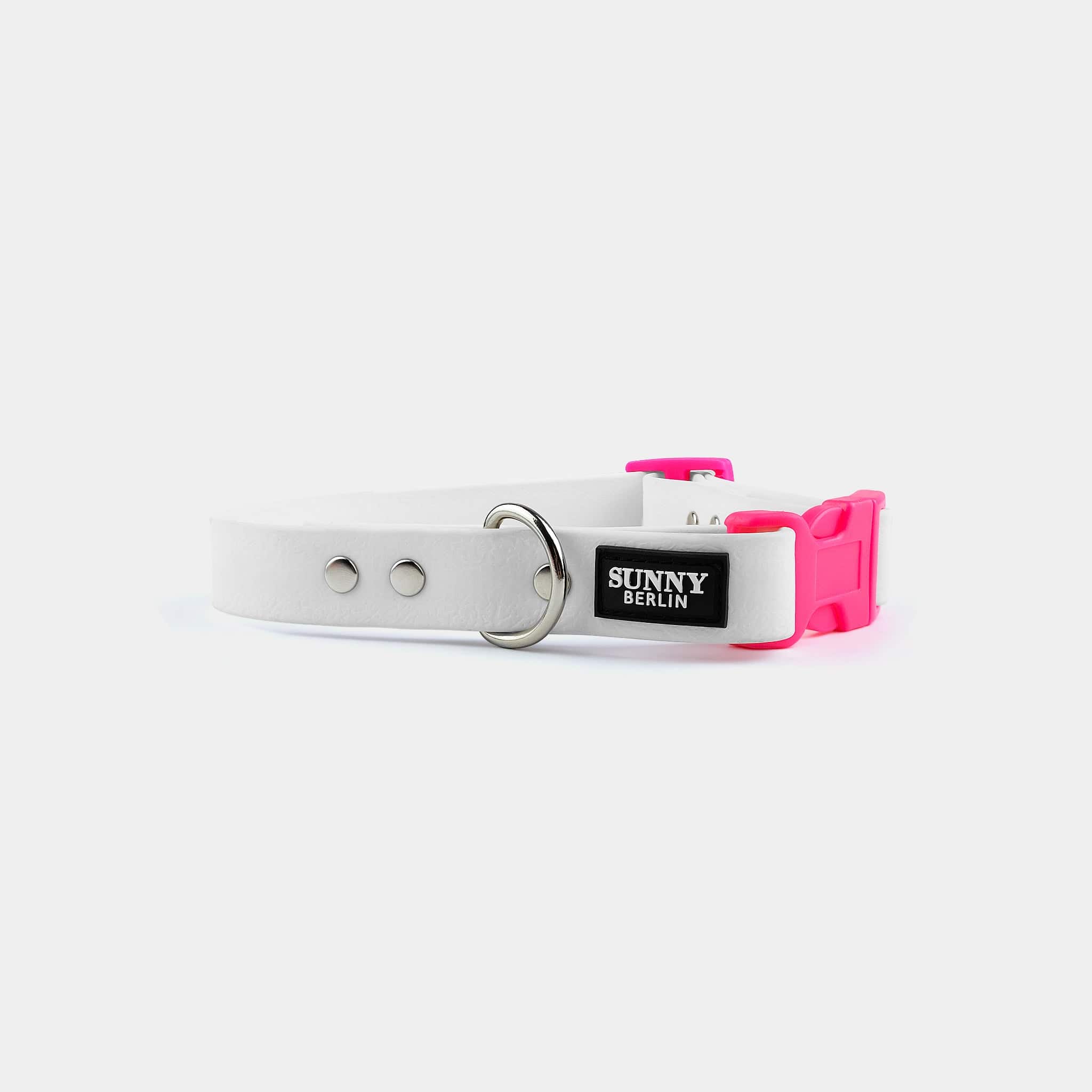 Veganes Hundehalsband in weiß mit Kunststoffschließe in neonpink und silbernen Metallteilen von SUNNY BERLIN