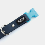 Hellblaue Kunststoffschließe an veganem Hundehalsband in anthrazit mit silbernen Metallteilen von SUNNY BERLIN