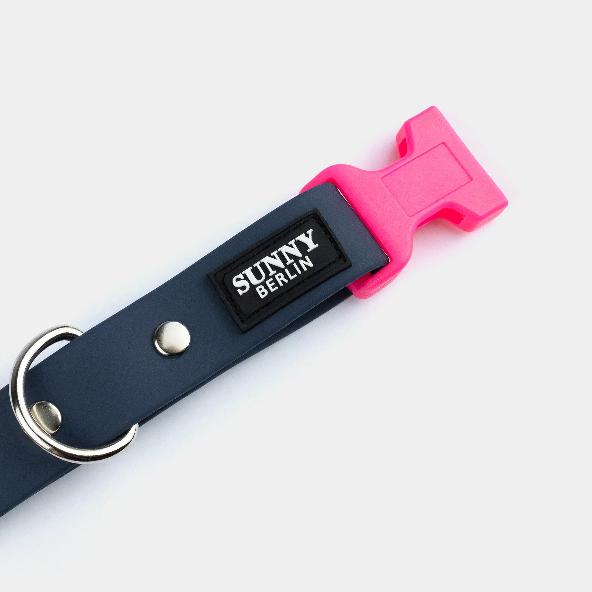 Pinkfarbene Kunststoffschließe an veganem Hundehalsband in anthrazit mit silbernen Metallteilen von SUNNY BERLIN