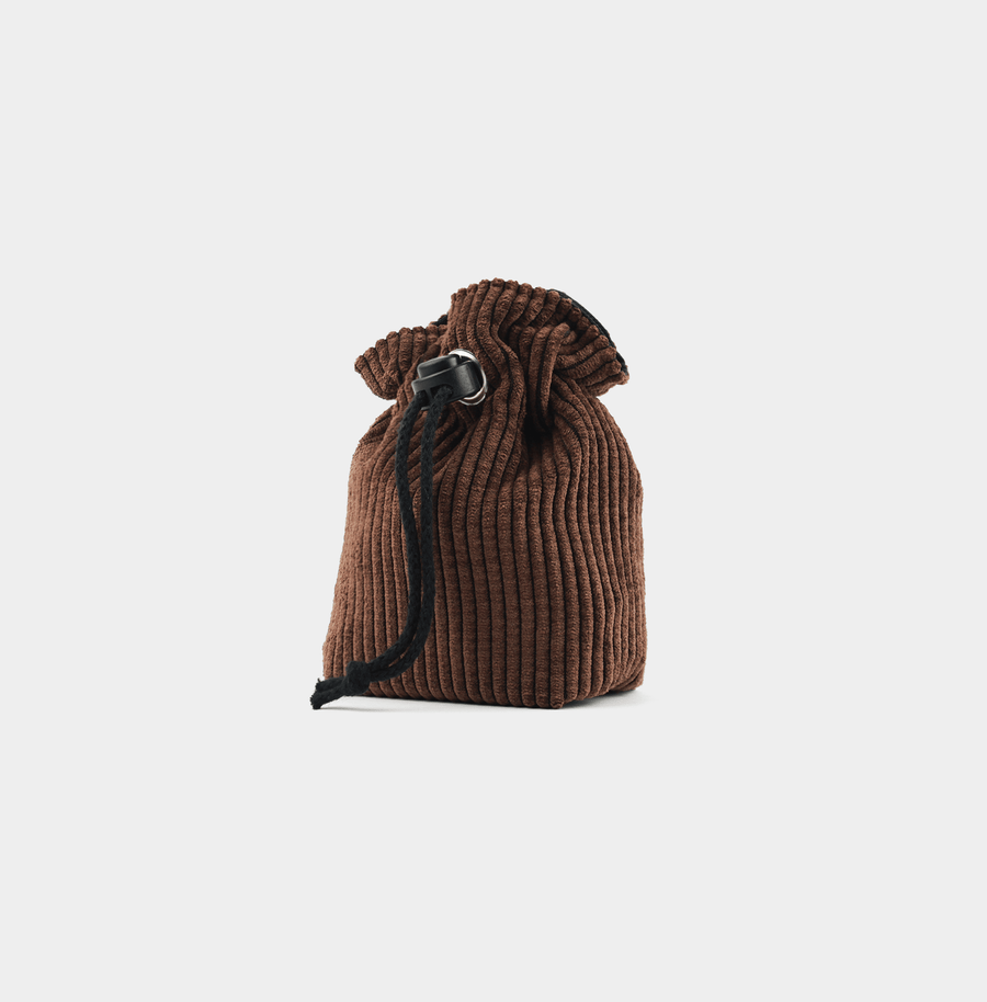 Leckerlibeutel für Hunde in braun aus Cord von SUNNY BERLIN. Kordel in schwarz.