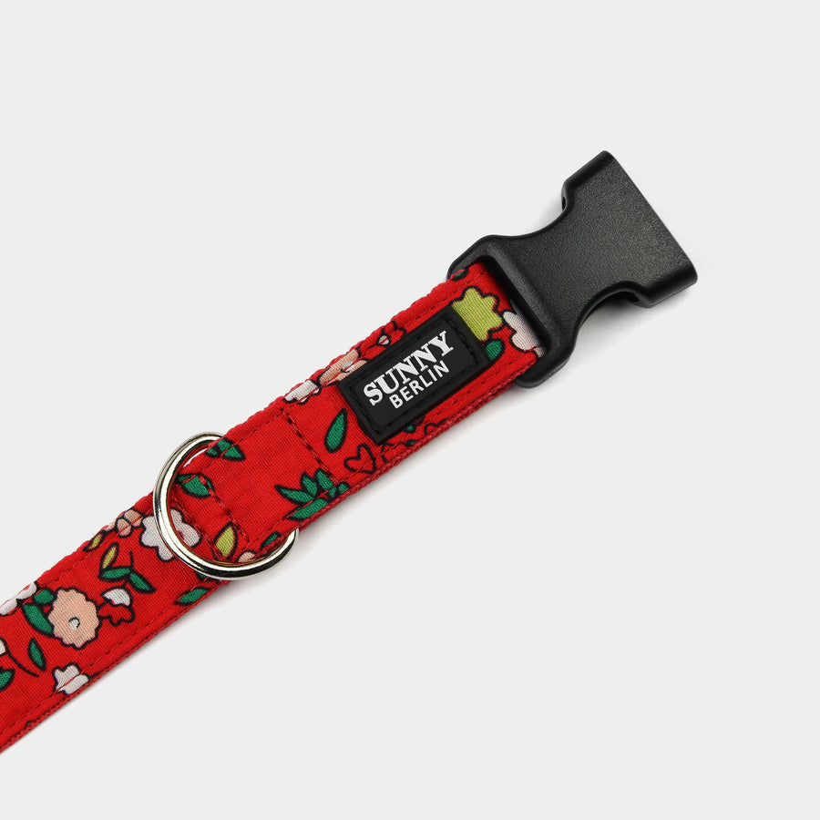 Rotes Hundehalsband mit Blumenmuster