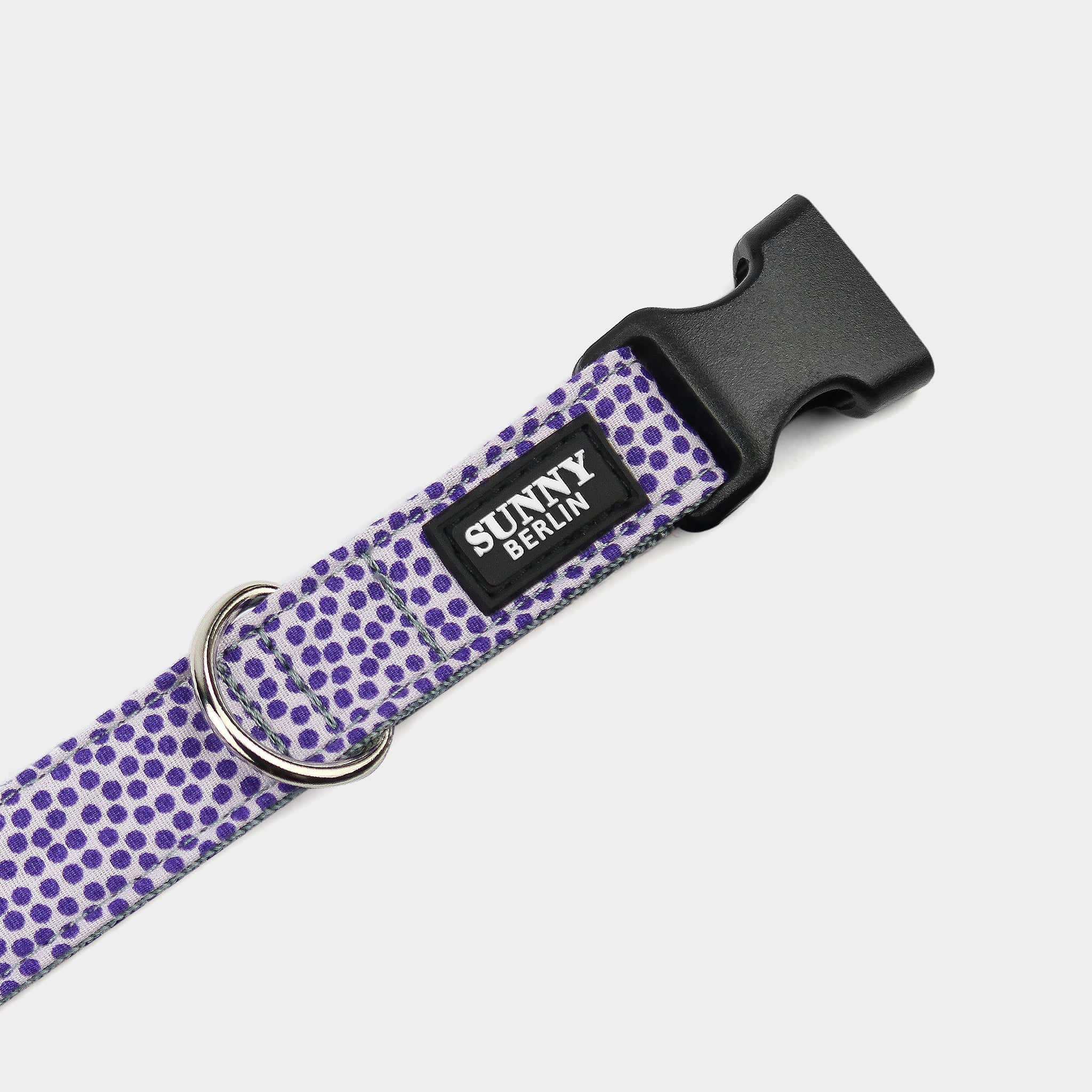 Detailfoto, Hundehalsband aus Gurtband und Stoff in lila mit Punkten von Sunny Berlin. Schließe aus Kunststoff in schwarz. D-Ring in silber