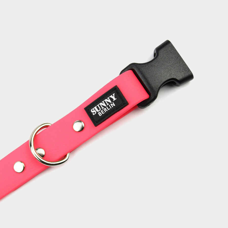 Schwarzee Kunstoffschließe an veganesm Hundehalsband in neon pink von SUNNY BERLIN