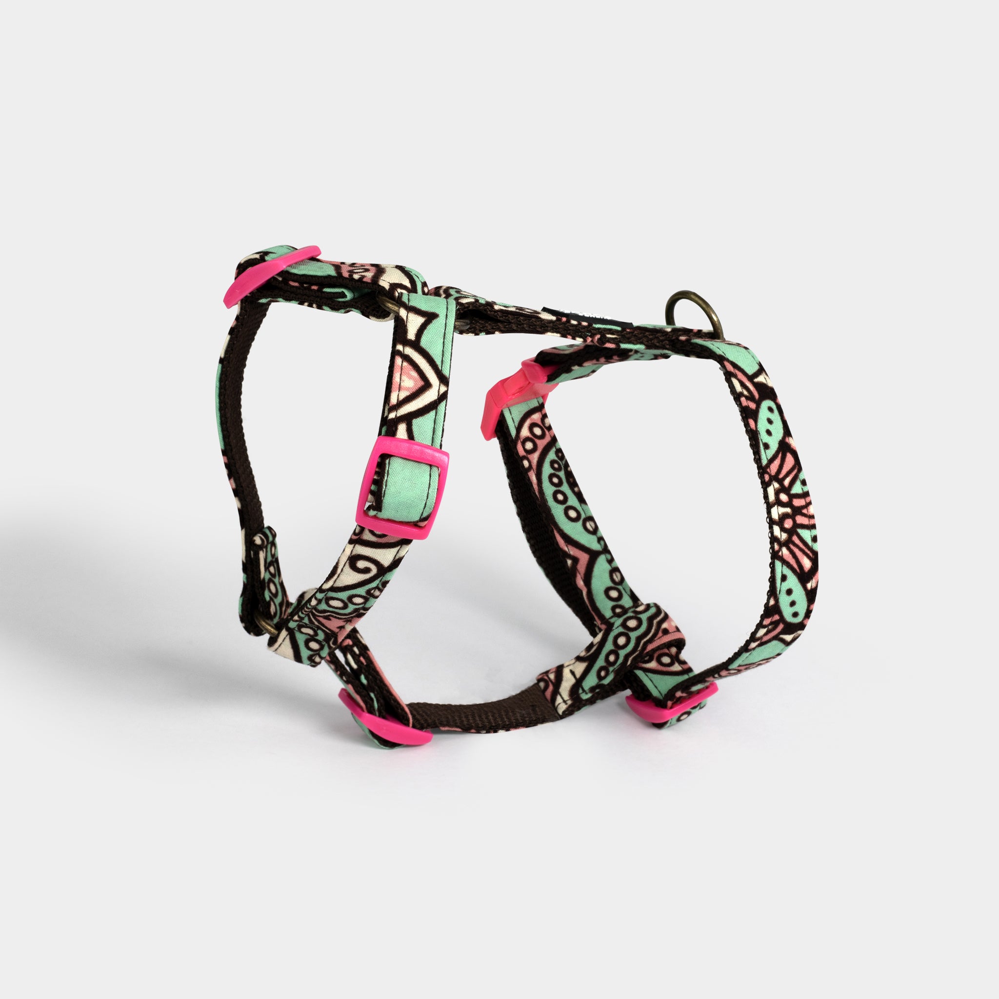 Hundegeschirr von Sunny Berlin mit traditionell afrikanischem Muster in türkis, rosa und weiss. Schieber und Verschluss aus Kunststoff in neon pink. Für kleine Hunderassen.