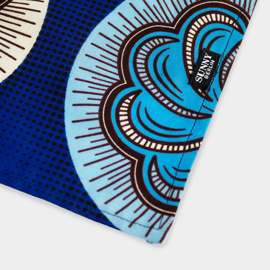 Detailfoto von einem Hundehalstuch, Bandana in Blautönen mit afrikanischem Muster von Sunny Berlin