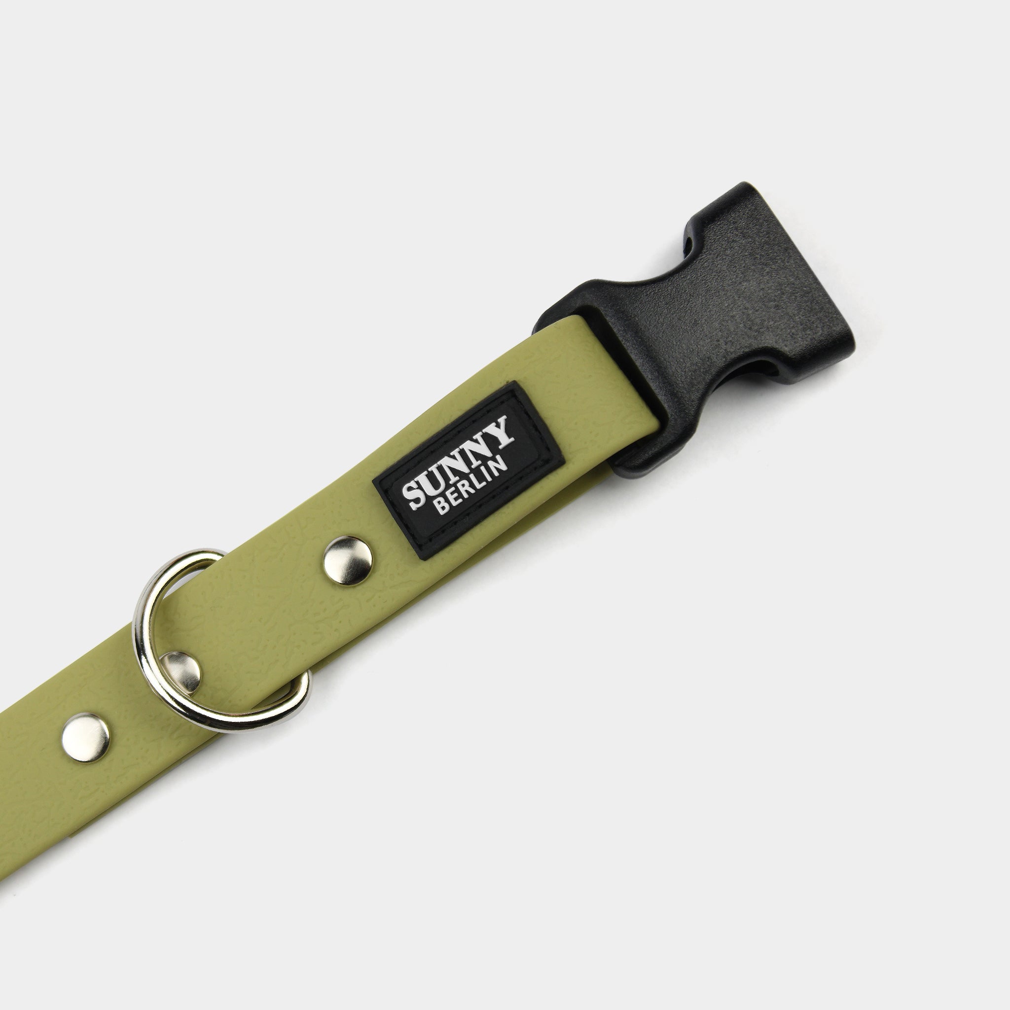Schwarze Kunststoffschließe an veganem Hundehalsband in olive mit silbernen Metallteilen von SUNNY BERLIN

