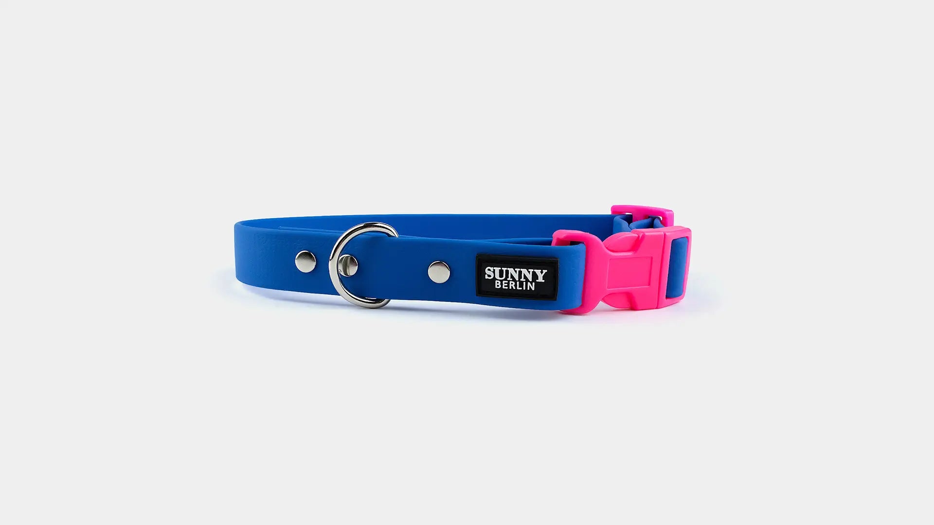 Blaues Hundehalsband mit neonpinker Schnalle von SUNNY BERLIN