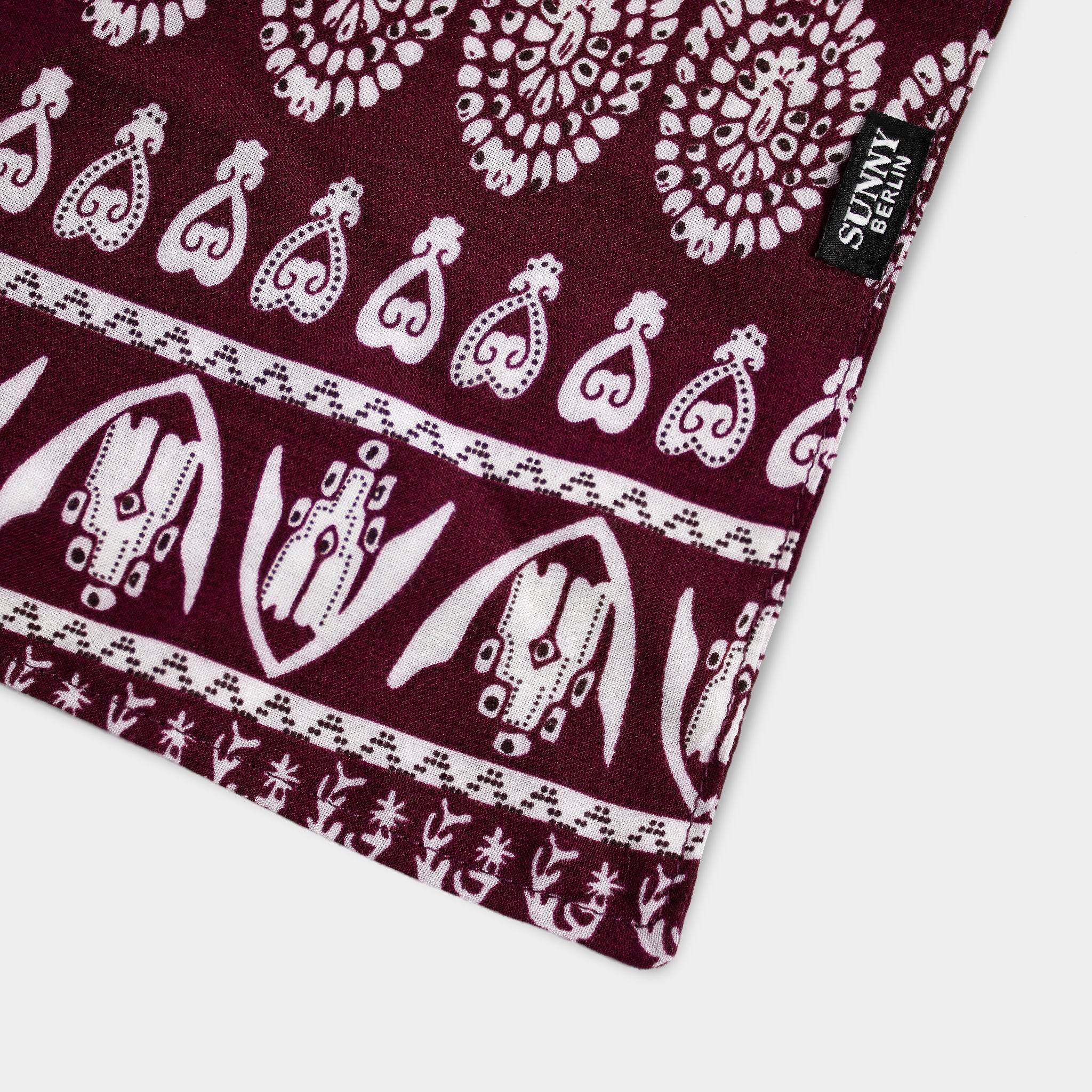 Detail, Hundehalstuch mit Aztekenmuster in Aubergine von SUNNY BERLIN