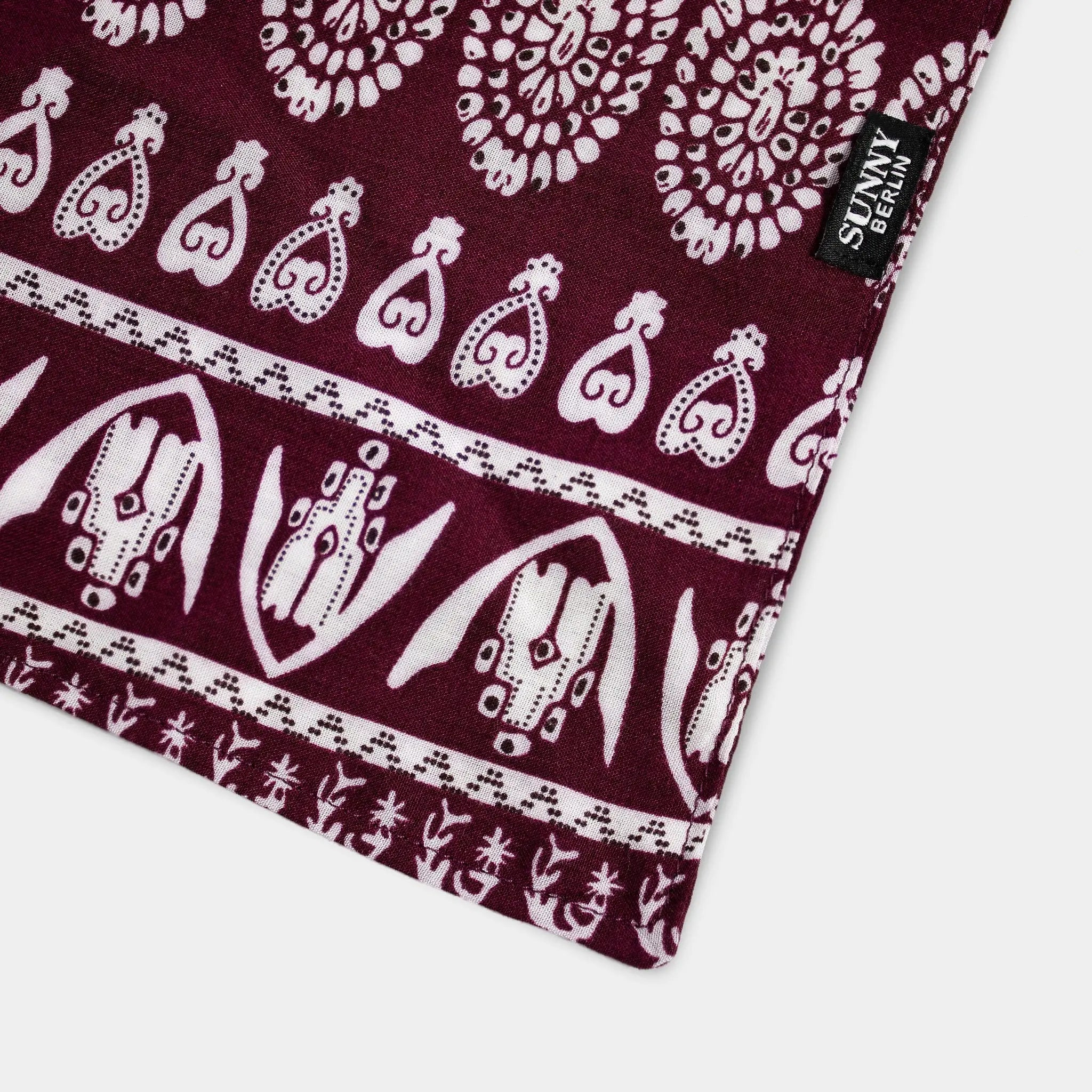Detail Hundehalstuch mit Aztekenmuster in Aubergine von SUNNY BERLIN