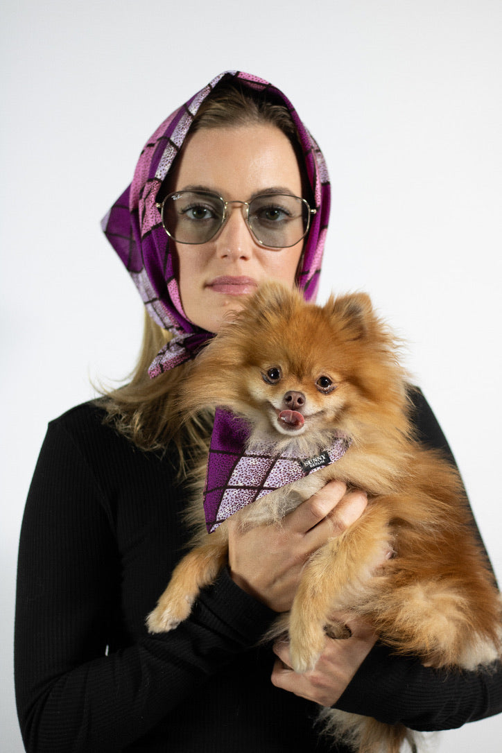 Frau mit Zergspitz auf dem Arm. Beide tragen ein Halstuch von Sunny Berlin in lila  Tönen.