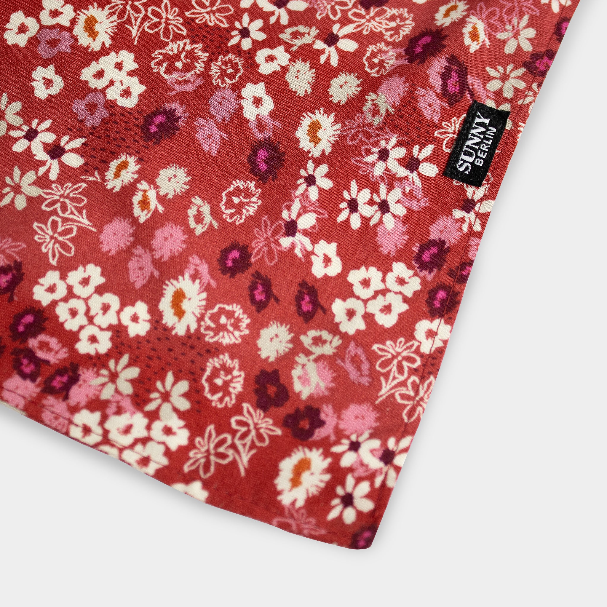 Detailfoto vonHundehalstuch, Bandana in rostbraun mit weißen und lila Blümchen von Sunny Berlin