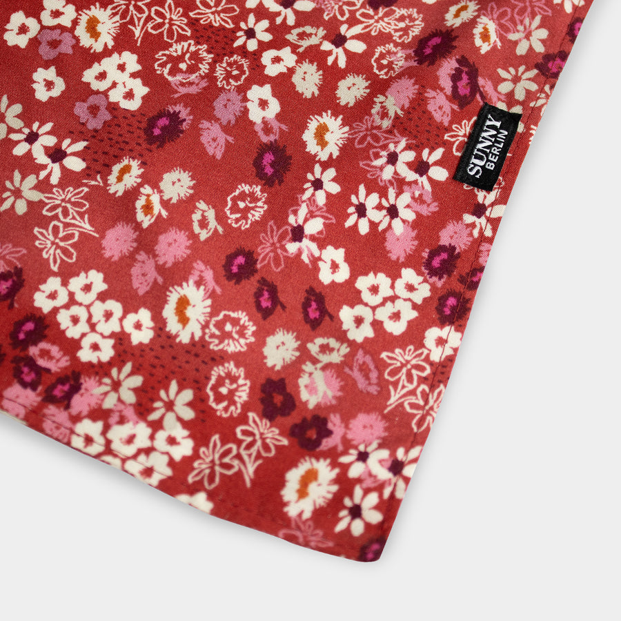 Detailfoto vonHundehalstuch, Bandana in rostbraun mit weißen und lila Blümchen von Sunny Berlin