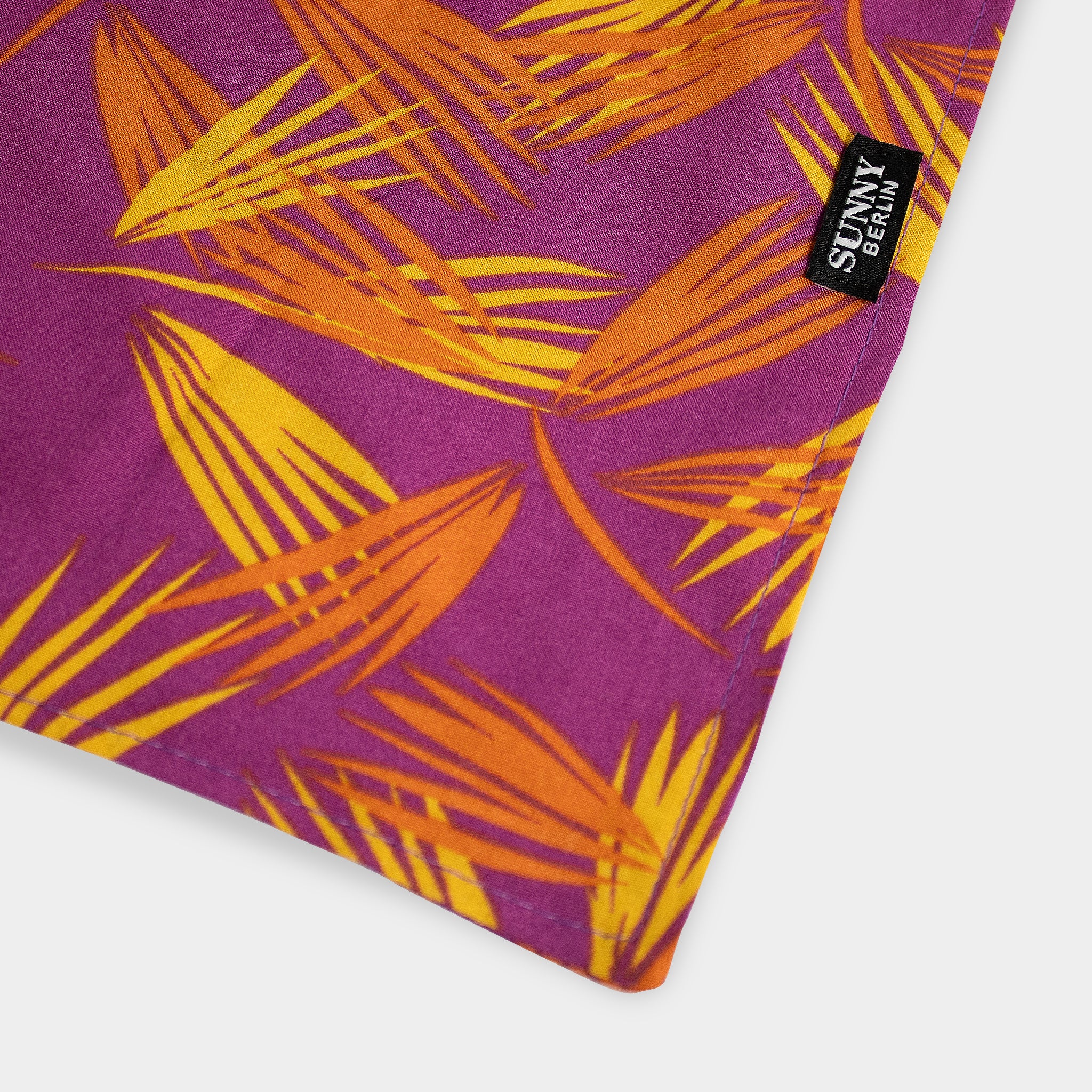 Detailfoto Hundehalstuch von Sunny Berlin mit Tropic Muster in lila, gelb und orange Tönen