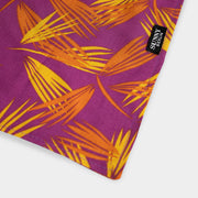 Detailfoto Hundehalstuch von Sunny Berlin mit Tropic Muster in lila, gelb und orange Tönen