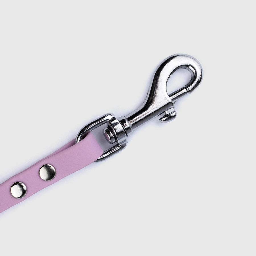 Silberner Karabiner an schmaler veganer Hundeleine in rosa von SUNY BERLIN