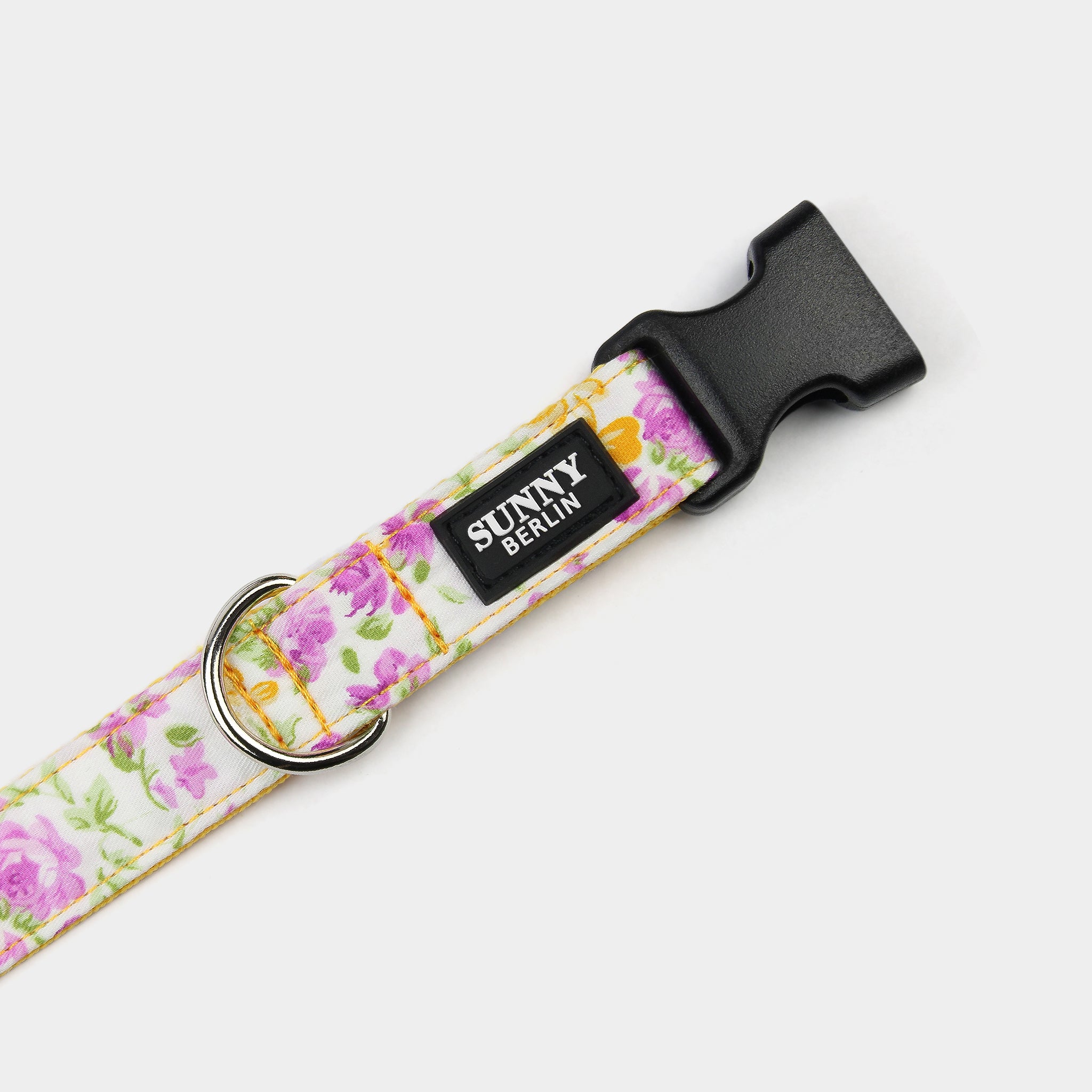 Schwarzer Verschluss an Hundehalsband mit Blumenmuster in gelb von SUNNY BERLIN