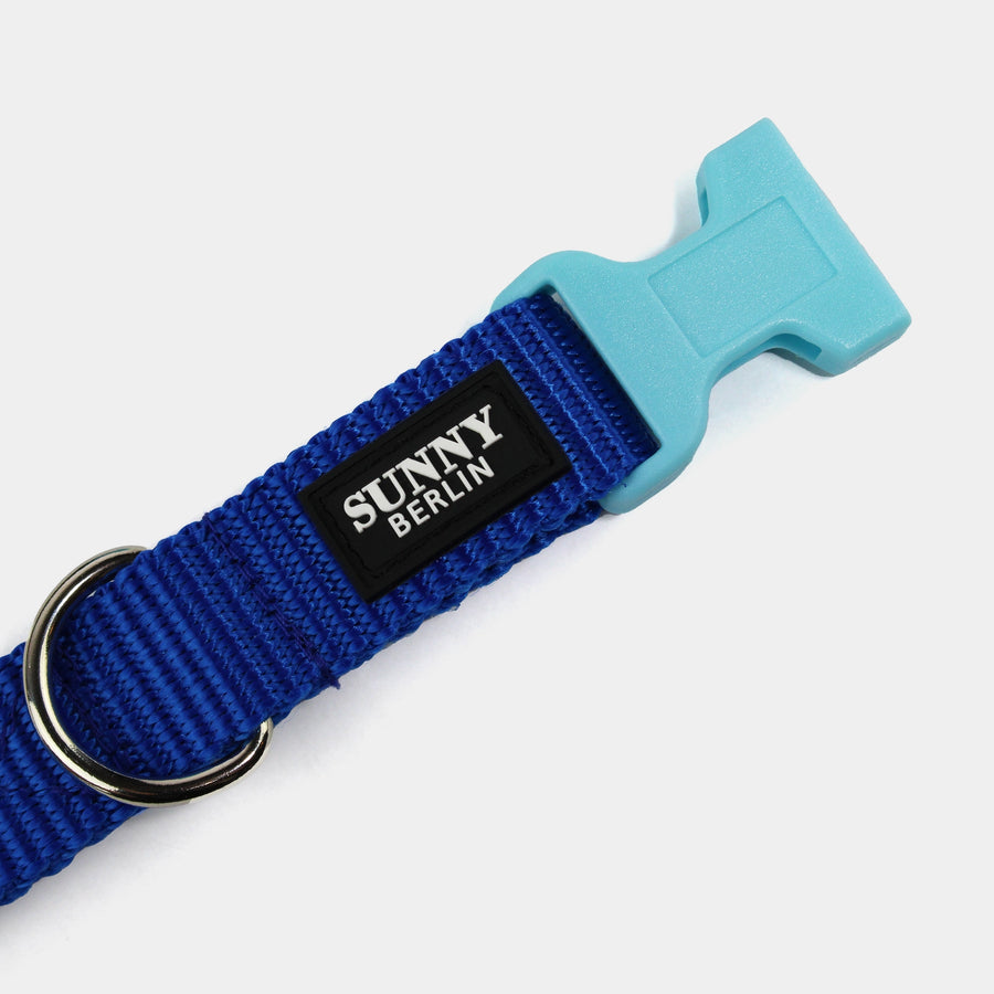 Gurtband: Detailansicht Klickverschluss in Hellblau am blauen Hundehalsband – SUNNY BERLIN