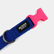Gurtband: Detailansicht Klickverschluss in Pink am blauen Hundehalsband – SUNNY BERLIN