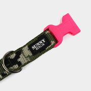 Gurtband: Detailansicht Klickverschluss in Neonpink am Hundehalsband Camouflage – SUNNY BERLIN