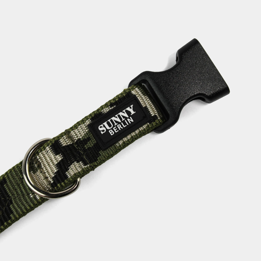 Gurtband: Detailansicht Klickverschluss in Schwarz am Hundehalsband Camouflage – SUNNY BERLIN