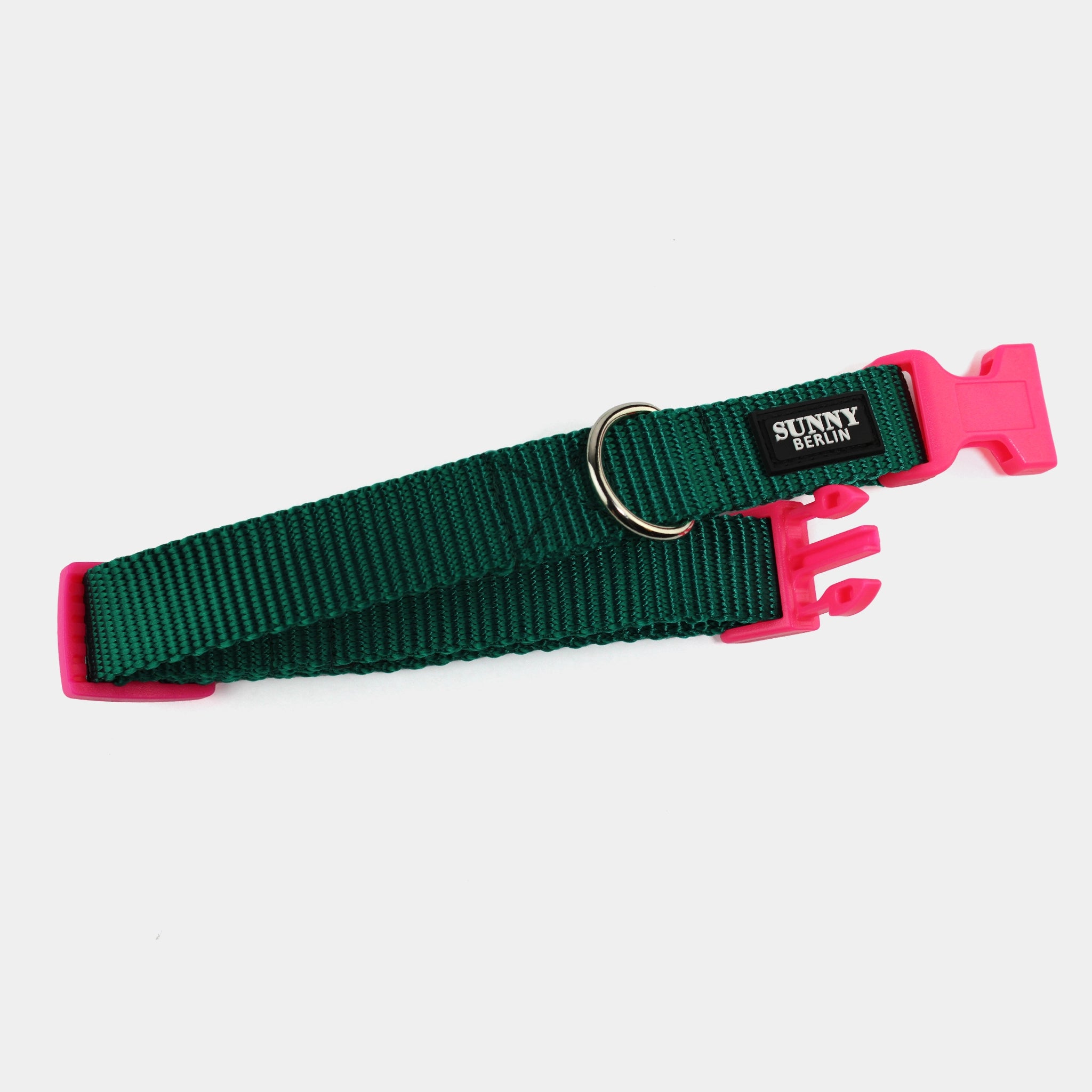 Seitenansicht: Grünes Hundehalsband aus Gurtband mit Klickverschluss in Neonpink – SUNNY BERLIN