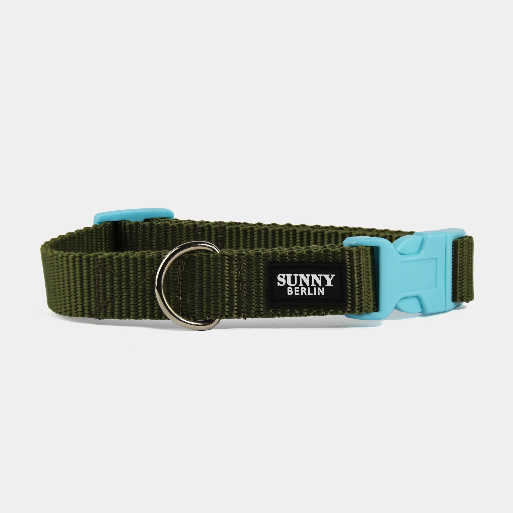 Olivegrünes Hundehalsband aus Gurtband mit Klickverschluss in Hellblau – SUNNY BERLIN