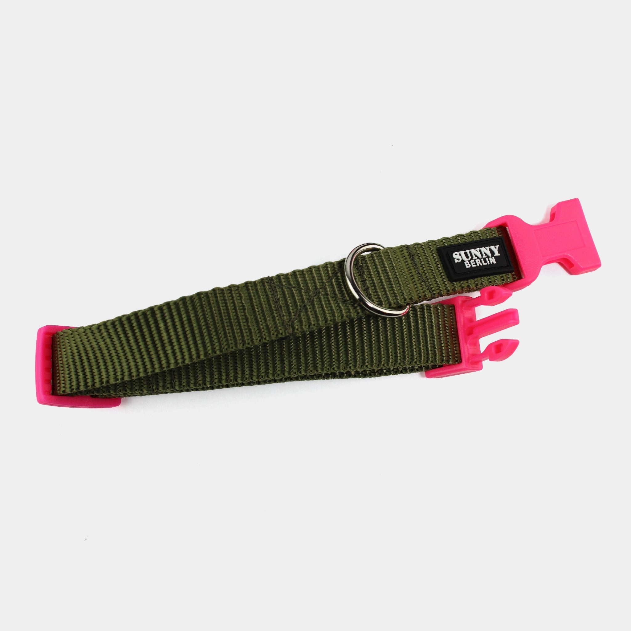 Seitenansicht: Olivgrünes Hundehalsband aus Gurtband mit Klickverschluss in Neonpink – SUNNY BERLIN