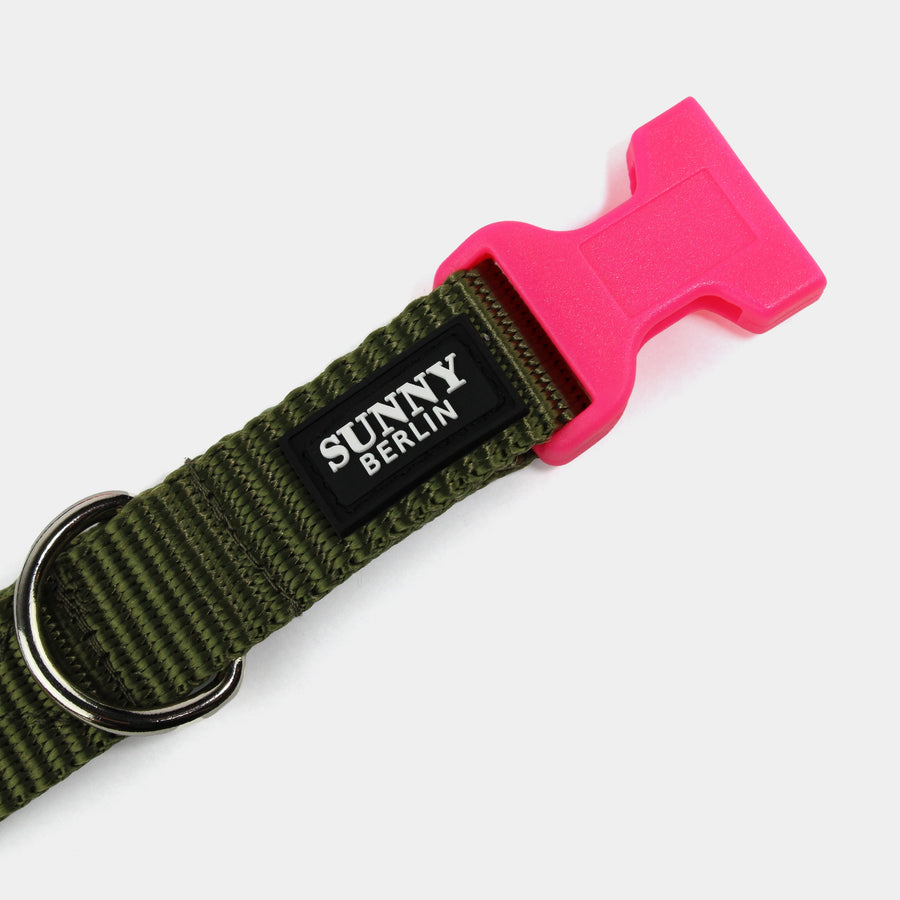 Gurtband: Detailansicht Klickverschluss in Neonpink am olivegrünen Hundehalsband – SUNNY BERLIN