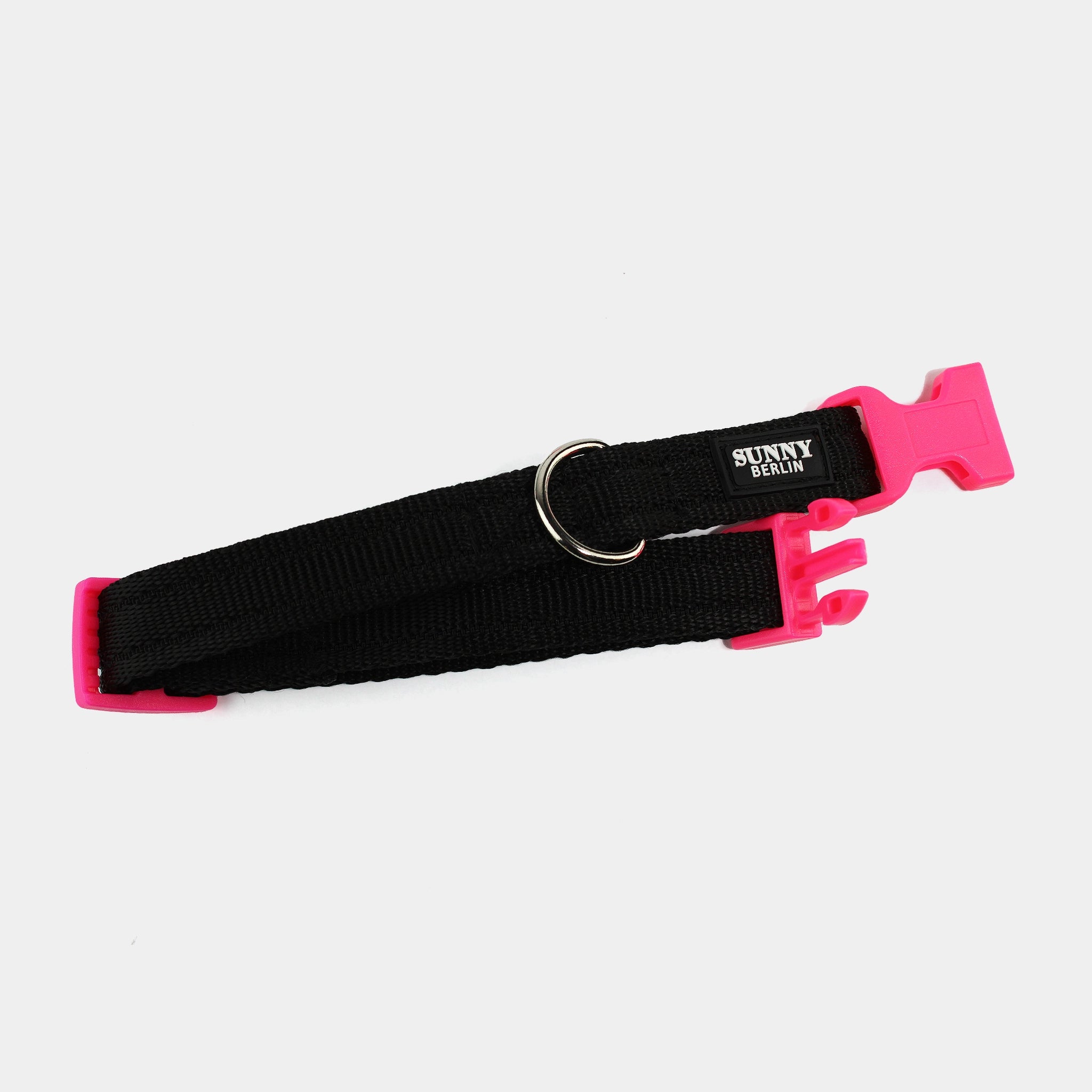 Seitenansicht Hundehalsband aus Gurtband in Schwarz mit Klickverschluss in Neonpink – SUNNY BERLIN