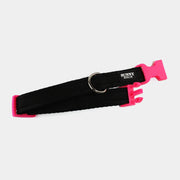 Seitenansicht Hundehalsband aus Gurtband in Schwarz mit Klickverschluss in Neonpink – SUNNY BERLIN