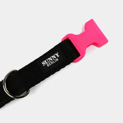 Gurtband: Detailansicht Klickverschluss in Pink am schwarzen Hundehalsband – SUNNY BERLIN