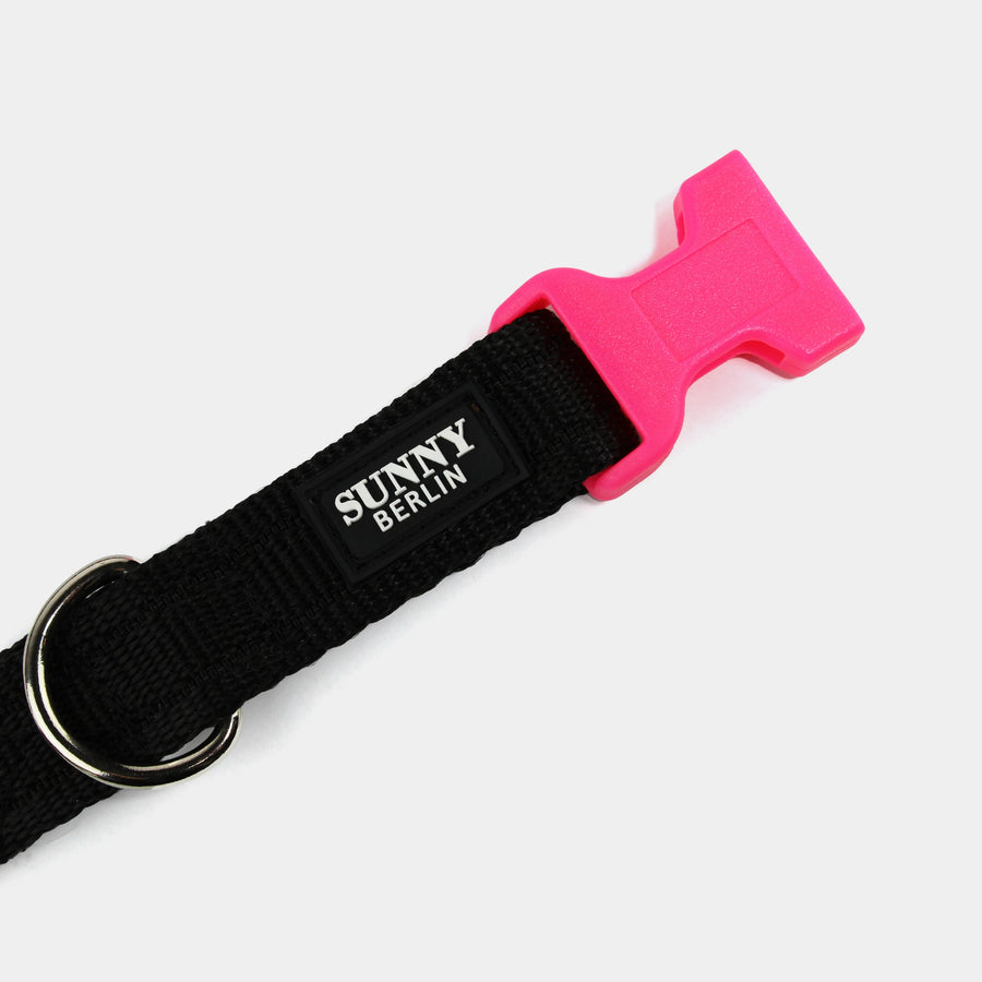 Gurtband: Detailansicht Klickverschluss in Pink am schwarzen Hundehalsband – SUNNY BERLIN