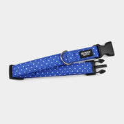 Seitenansicht: Blaues Hundehalsband mit weißen Pünktchen von SUNNY BERLIN