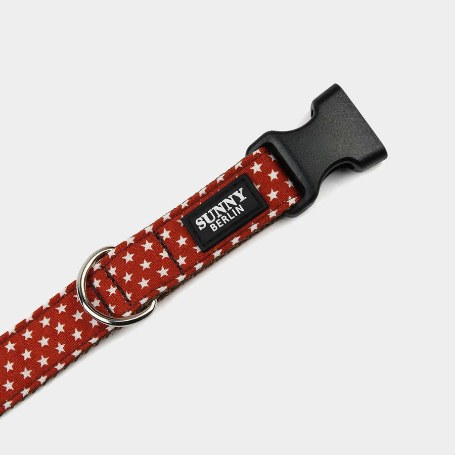 Detail: Verschluss an Hundehalsband in Rostbraun mit Sternemuster in Weiss – SUNNY BERLIN