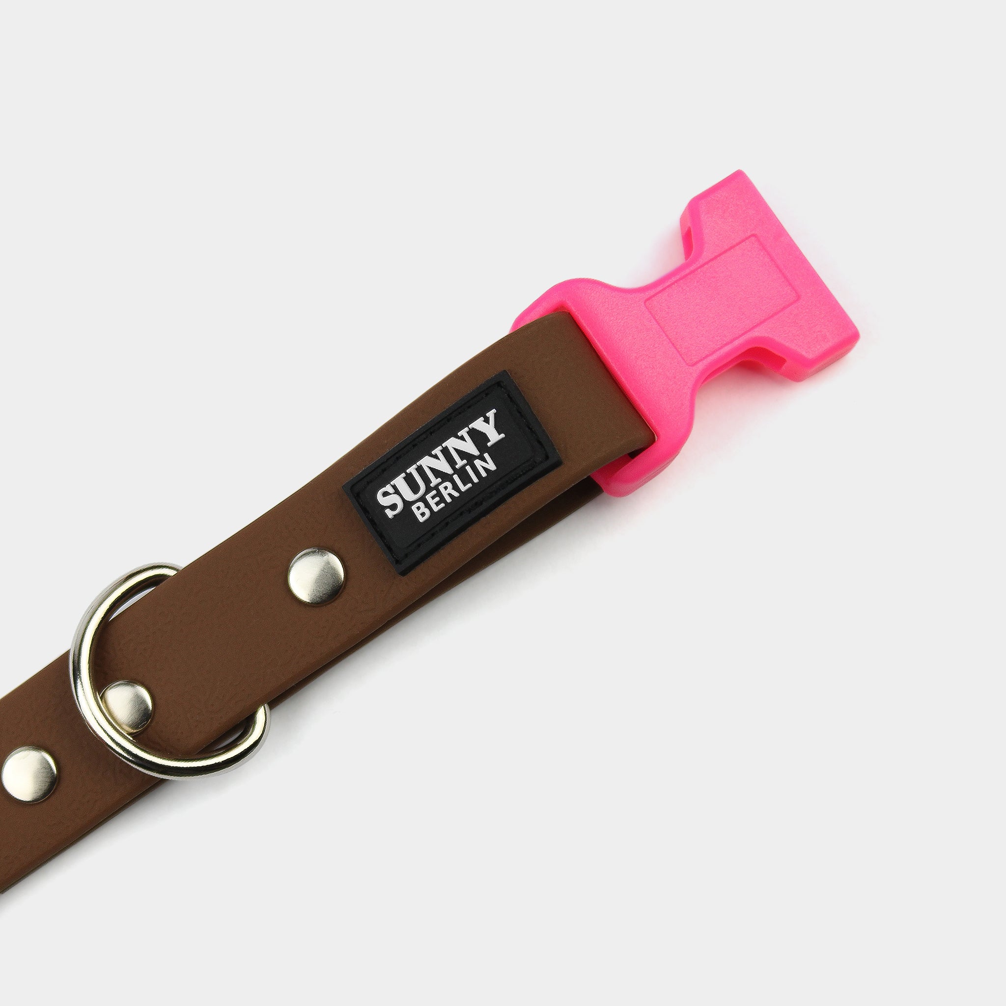 Pinkfarbene Kunststoffschließe an veganem Hundehalsband in braun mit silbernen Metallteilen von SUNNY BERLIN
