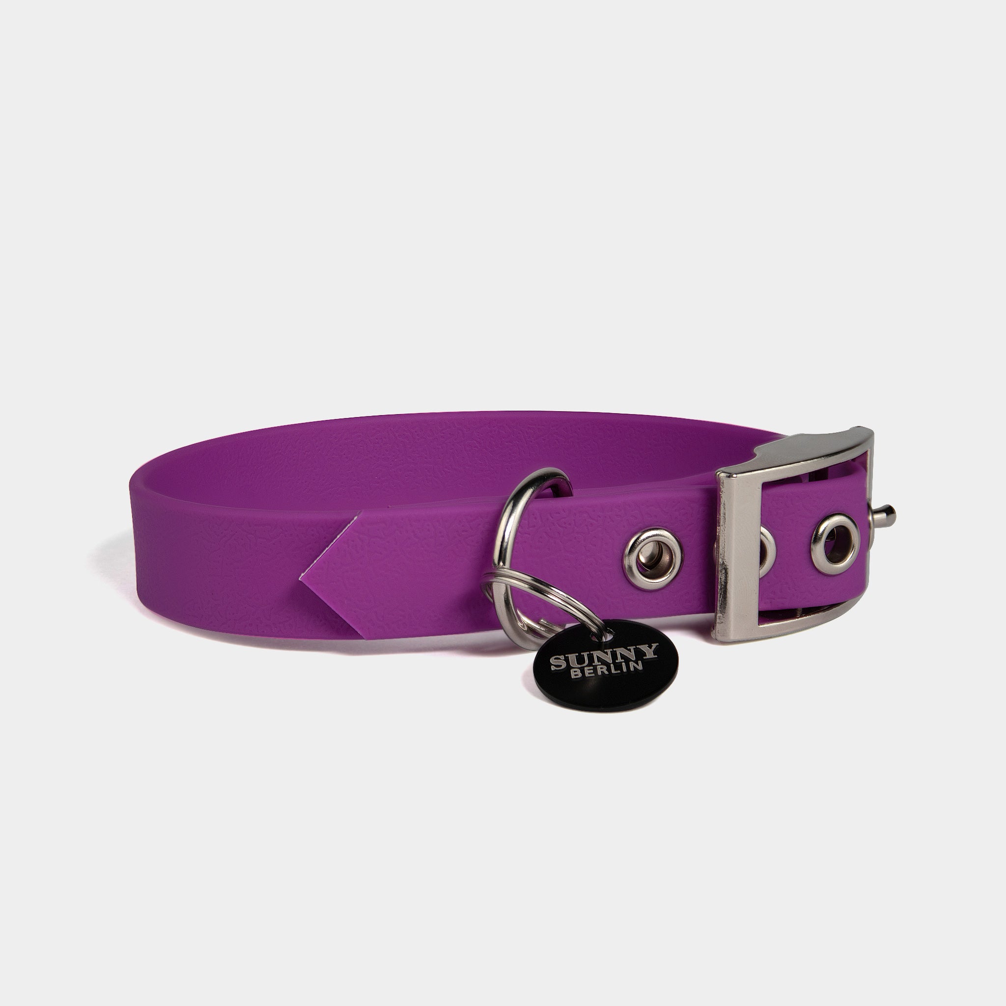 Veganes Hundehalsband in lila mit Metallverschnalle und Lochnieten in silber und Marke von SUNNY BERLIN