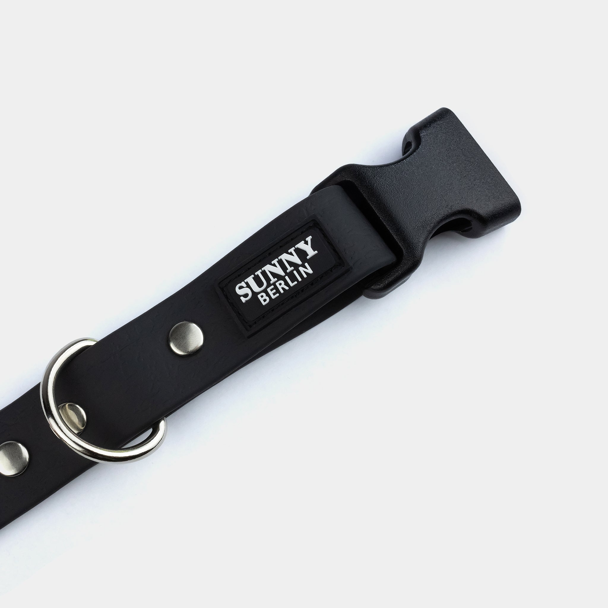 Schwarze Kunststoffschließe an veganem Hundehalsband in schwarz mit silbernen Metallteilen von SUNNY BERLIN