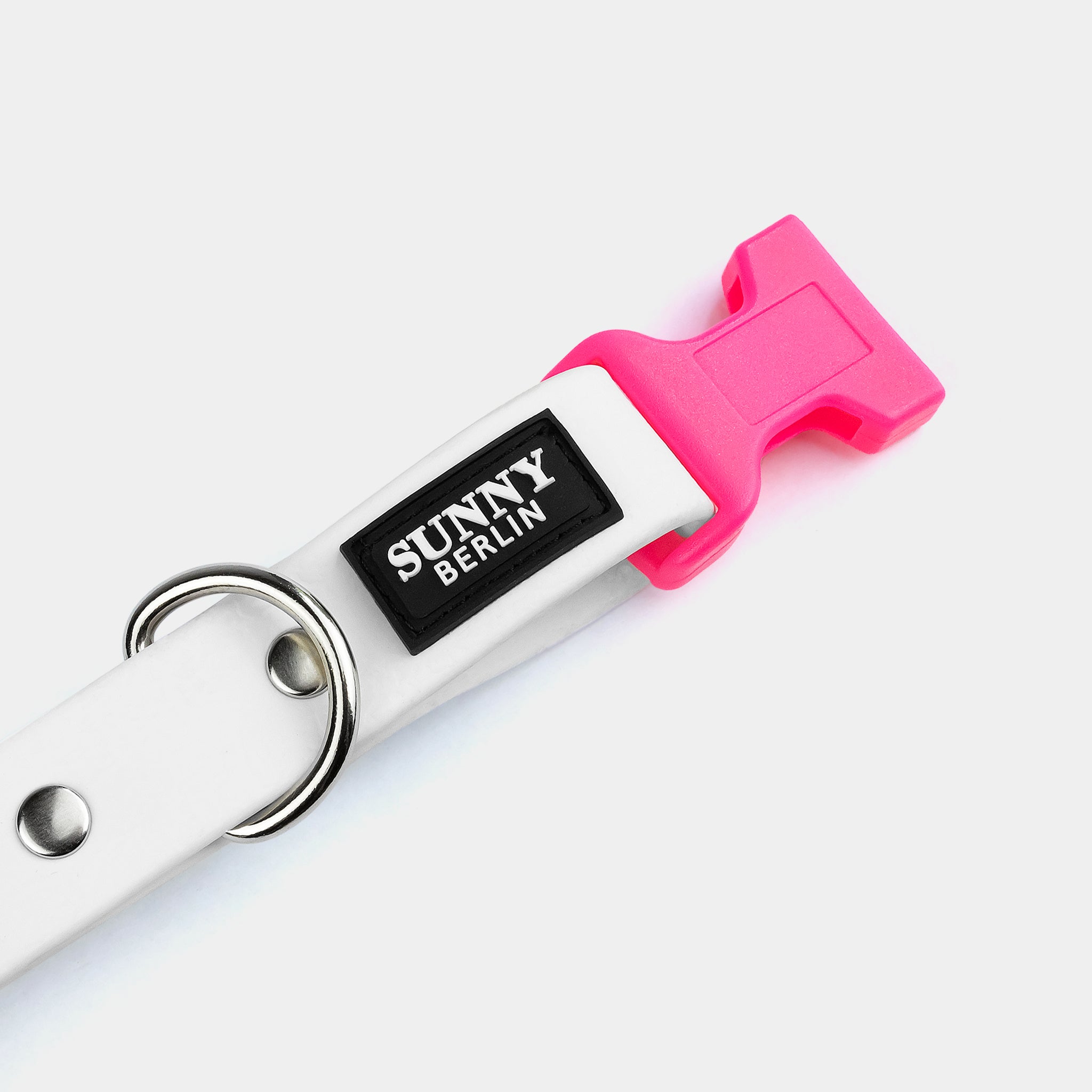 Pinkfarbene Kunststoffschließe an veganem Hundehalsband in weiss mit silbernen Metallteilen von SUNNY BERLIN