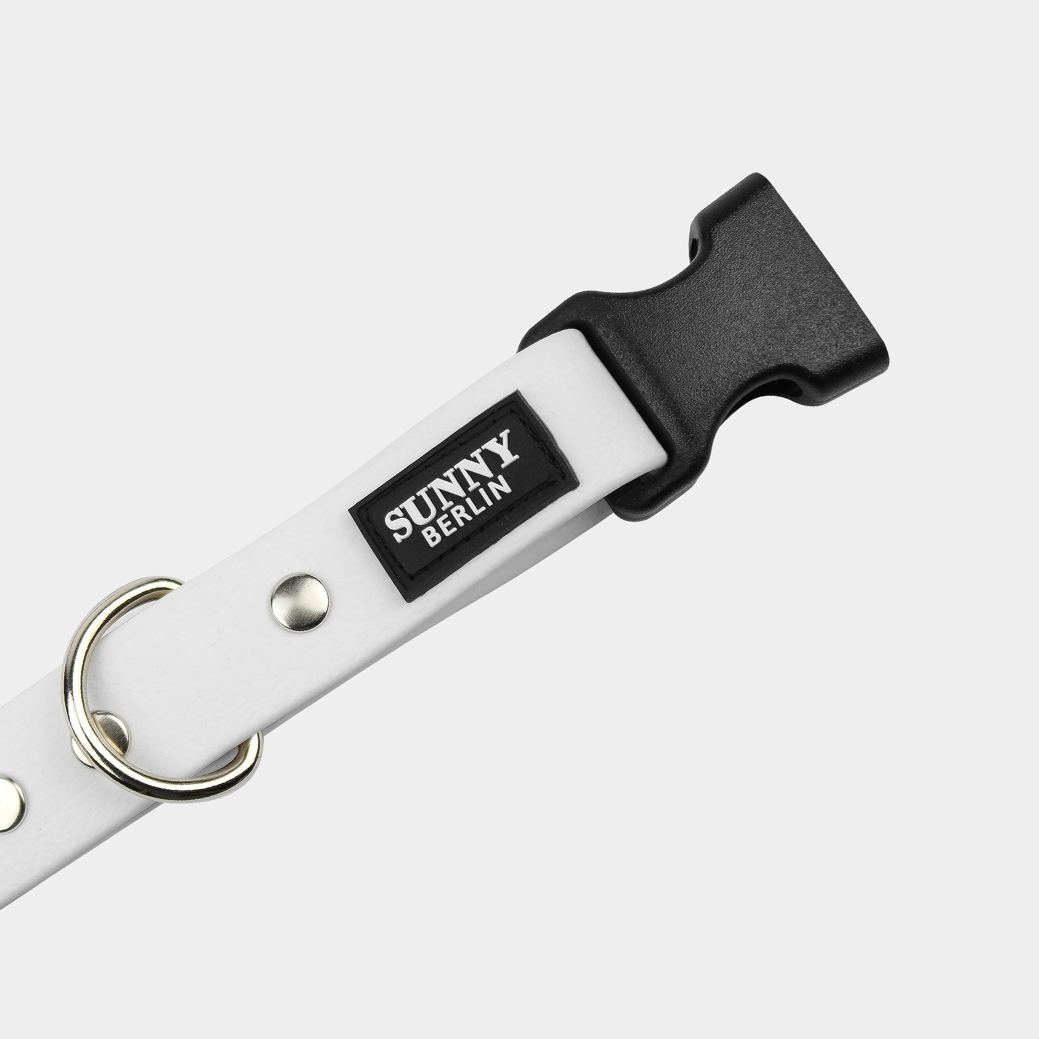 Detail: schwarze Kunststoffschließe mit silbernen Metallteilen am weißen veganen Hundehalsband von SUNNY BERLIN