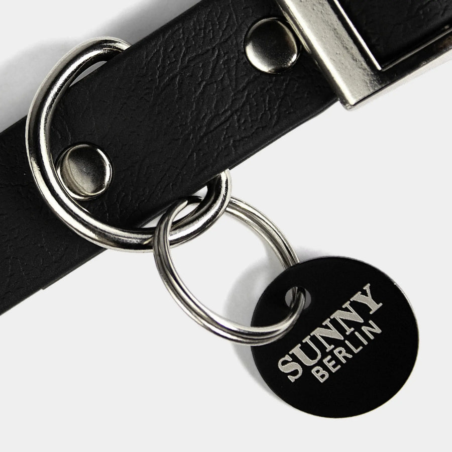 Hundemarke an schwarzem Hundehalsband von SUNNY BERLIN