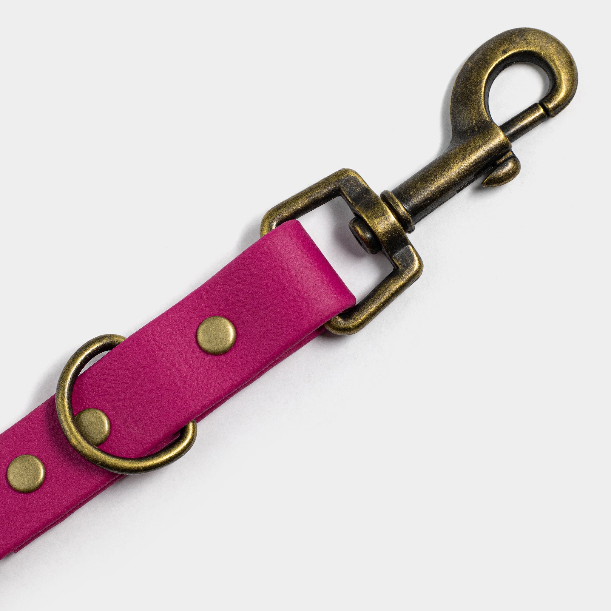 Karabiner an Biothane Hundeleine in beere von SUNNY BERLIN im Vintage Look