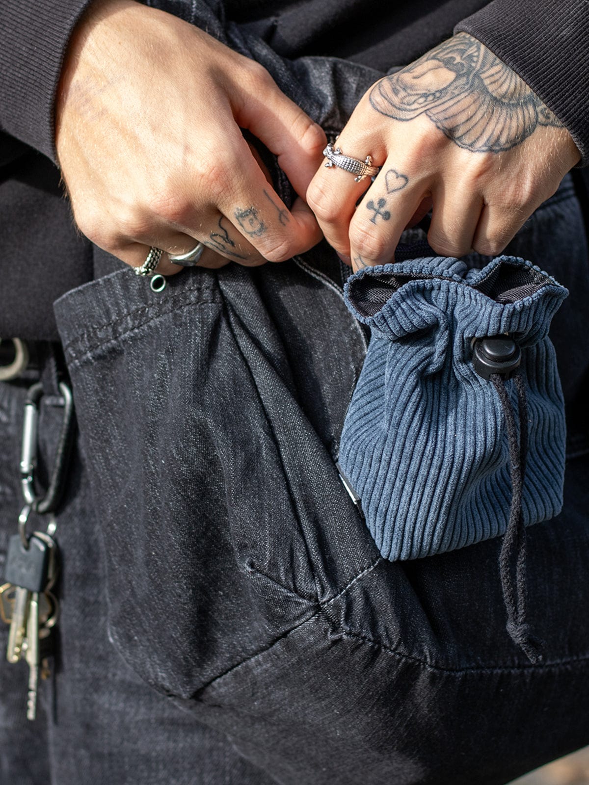 Männliches Model, Detail Hände an Jeanstasche mit blauem Leckerlibeutel aus Cord von SUNNY BERLIN