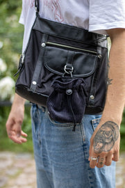 Männliches Model mit Tasche, an dieser ist ein schwarzer Cord Leckerlibeutel von SUNNY BERLIN befestigt.