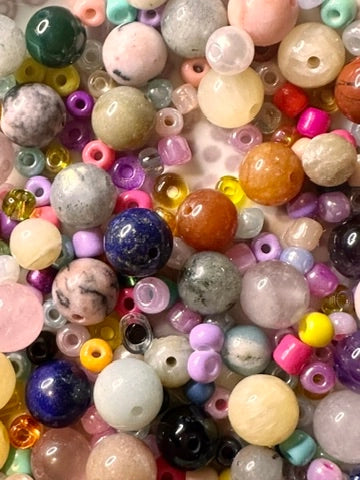 Perlen aus Stein und Glas in verschiedenen Farben