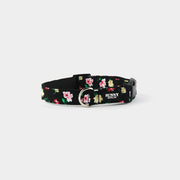 Hundehalsband aus Gurtband und Stoff in schwarz mit Blümchen Muster in rosa  und rot und grün von Sunny Berlin. Schließe aus Kunststoff in schwarz. D-Ring in silber