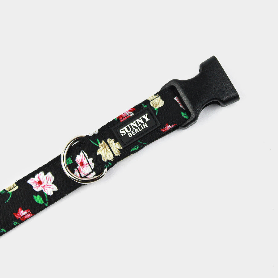 Detailfoto, Hundehalsband aus Gurtband und Stoff in schwarz mit Blümchen Muster in rosa  und rot und grün von Sunny Berlin. Schließe aus Kunststoff in schwarz. D-Ring in silber