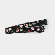 Hundehalsband aus Gurtband und Stoff in schwarz mit Blümchen Muster in rosa  und rot und grün von Sunny Berlin. Schließe aus Kunststoff in schwarz. D-Ring in silber