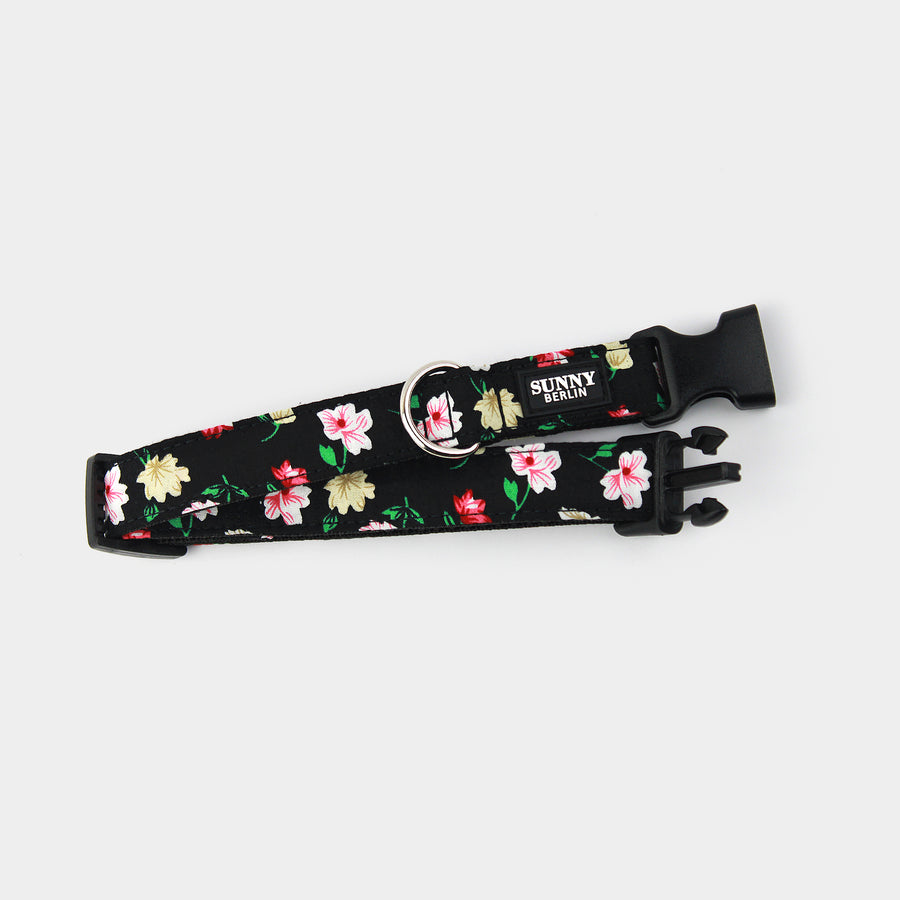 Hundehalsband aus Gurtband und Stoff in schwarz mit Blümchen Muster in rosa  und rot und grün von Sunny Berlin. Schließe aus Kunststoff in schwarz. D-Ring in silber
